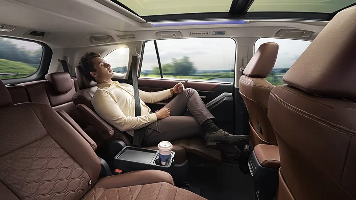 पीछे बैठने वालों को भी फुल कम्फर्ट! बेस्ट स्पेस और लेगरूम वाली 7-सीटर कारें