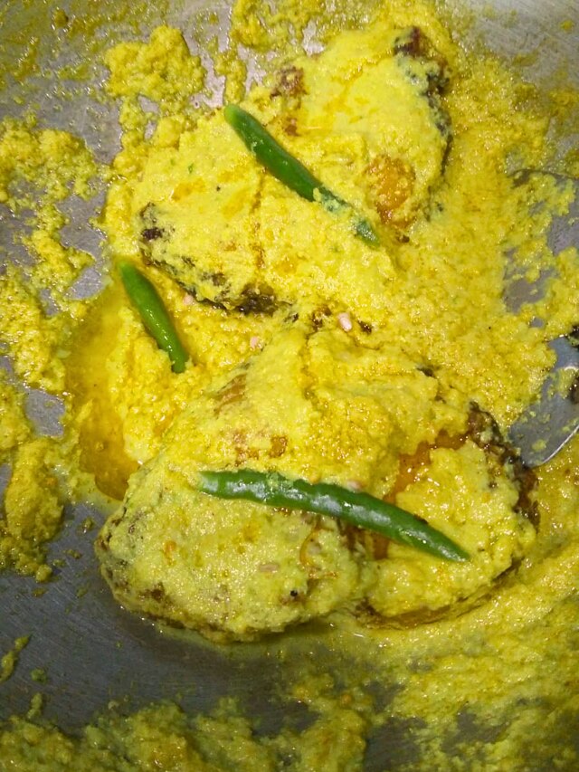 নারকেল-সর্ষে বাটা দিয়ে কাতলা ভাপা, ইলিশ ফেলে খাবেন