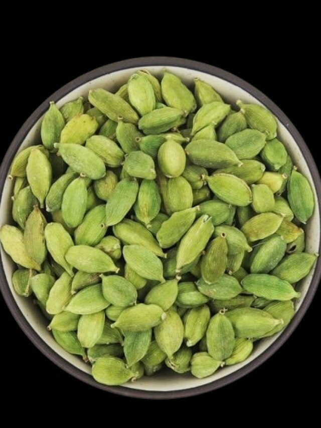 বালিশের নীচে এলাচ রেখে রাতে শুয়ে পড়ুন, ব্যাস! তাতেই খেলা জমে যাবে