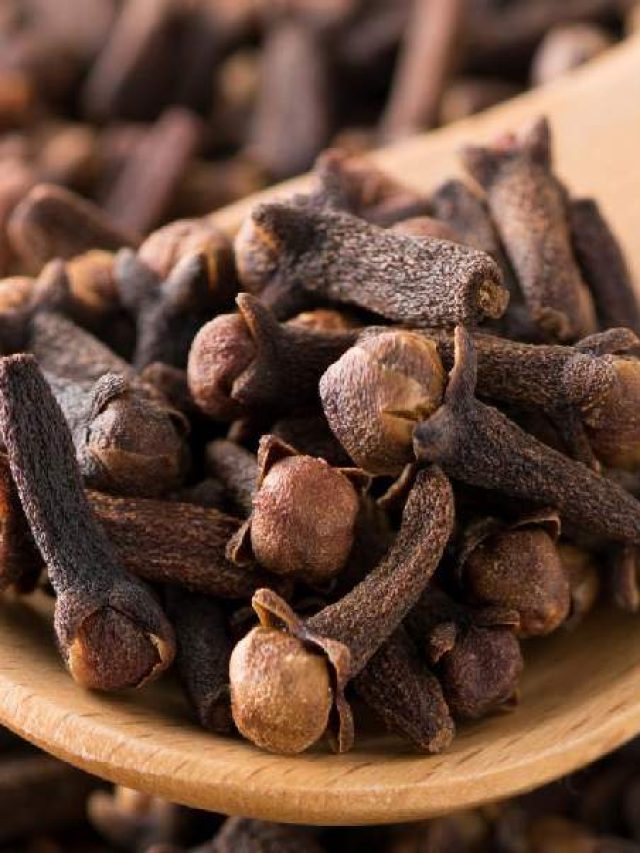 রাতে বালিশের নীচে লবঙ্গ রেখে শুয়ে ঘুমোন, ব্যস, তাতেই খেলা শেষ