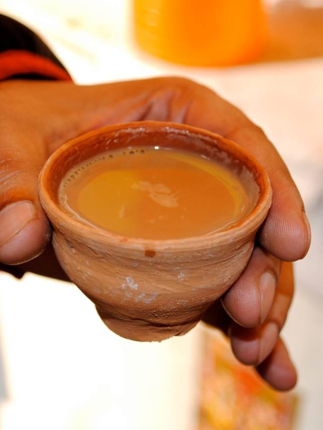 আদা দিয়ে দুধ চা এভাবে বানালেই টেস্টি হবে, চাওয়ালার টিপস