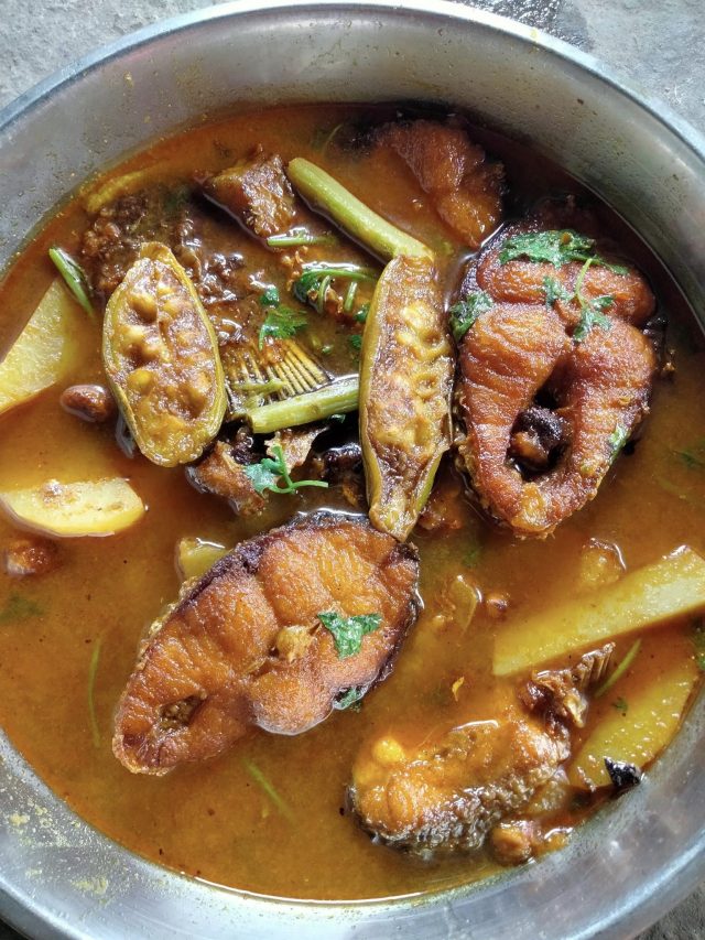 গরমে কাঁচকলা-পটল-আলু-বড়ি দিয়ে মাছের পাতলা ঝোল, সেরা রেসিপি