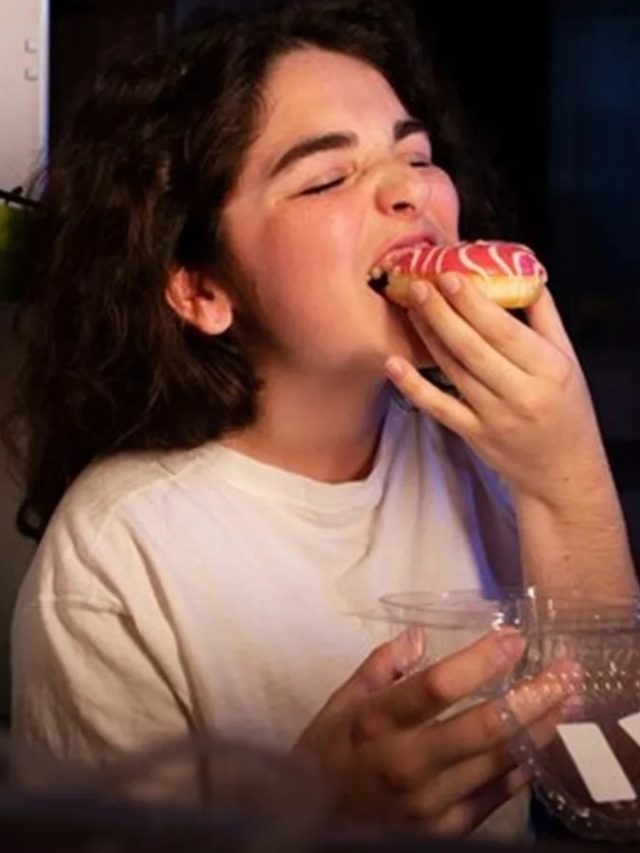 মাঝরাতে ফুড ক্রেভিং হচ্ছে বারবার? এই ৫ খাবার ট্রাই করুন