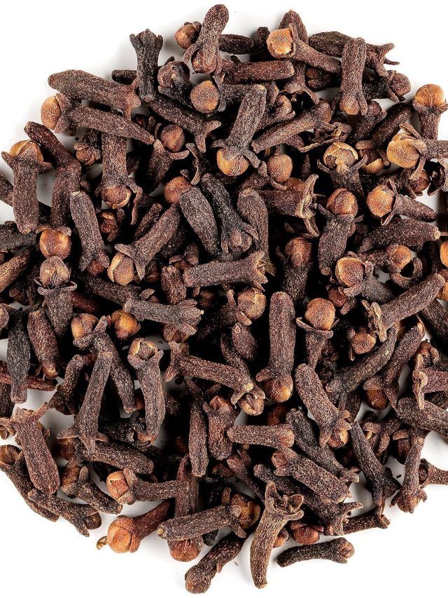 এক মাস রোজ খালি পেটে লবঙ্গ চিবিয়ে খান, ব্যস! তাতেই খেলা শেষ