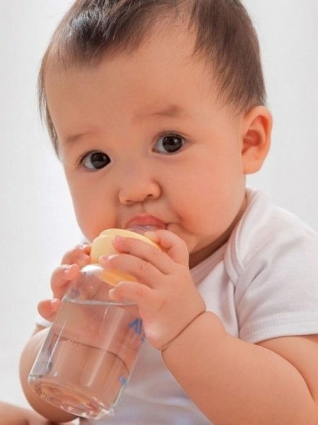 জন্মের পর ছ’মাস শিশুকে কি জল খাওয়ানো প্রয়োজন? চিকিৎসকের টিপস