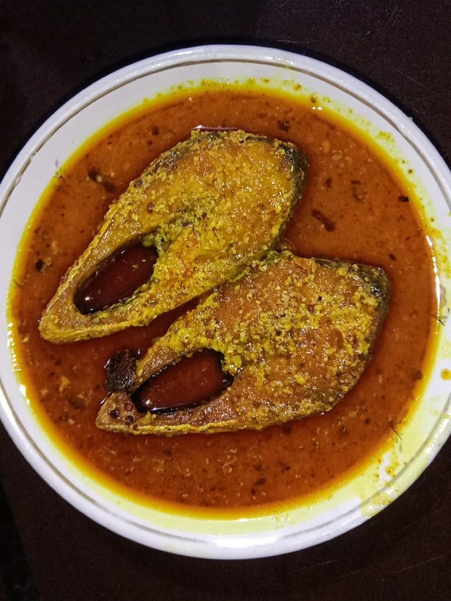 ইলিশ মাছের কাঁটা গলায় আটকে গিয়েছে, এই ট্রিকসেই বেরিয়ে যাবে