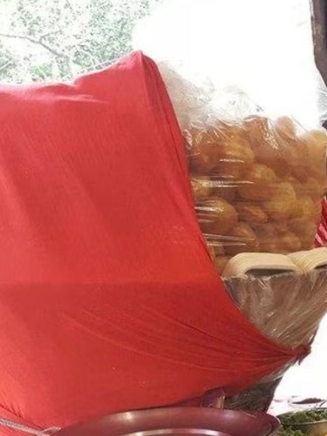 ফুচকার ঝুড়ি লাল কাপড়ে কেন মোড়া থাকে জানেন?