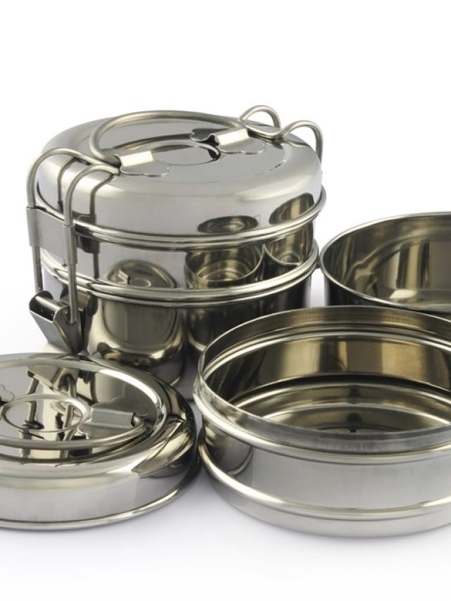 টিফিন বক্সের ঢাকনা শক্ত ভাবে এঁটে গেছে? খোলার ট্রিকস শুধু আপনার জন্য