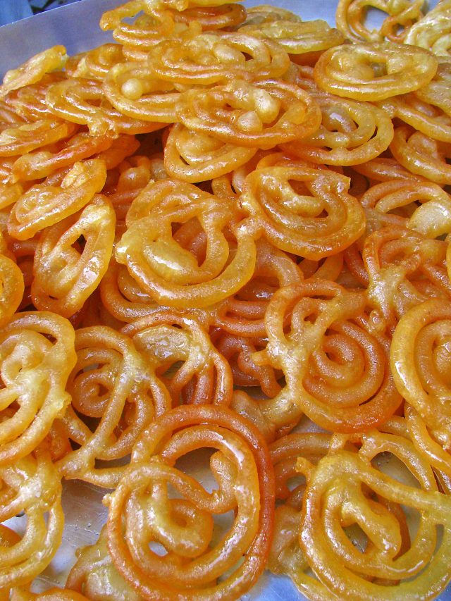 গুণে গুণে আড়াই প্যাঁচ, এটাই জিলিপির বানানোর নিনজা টেকনিক