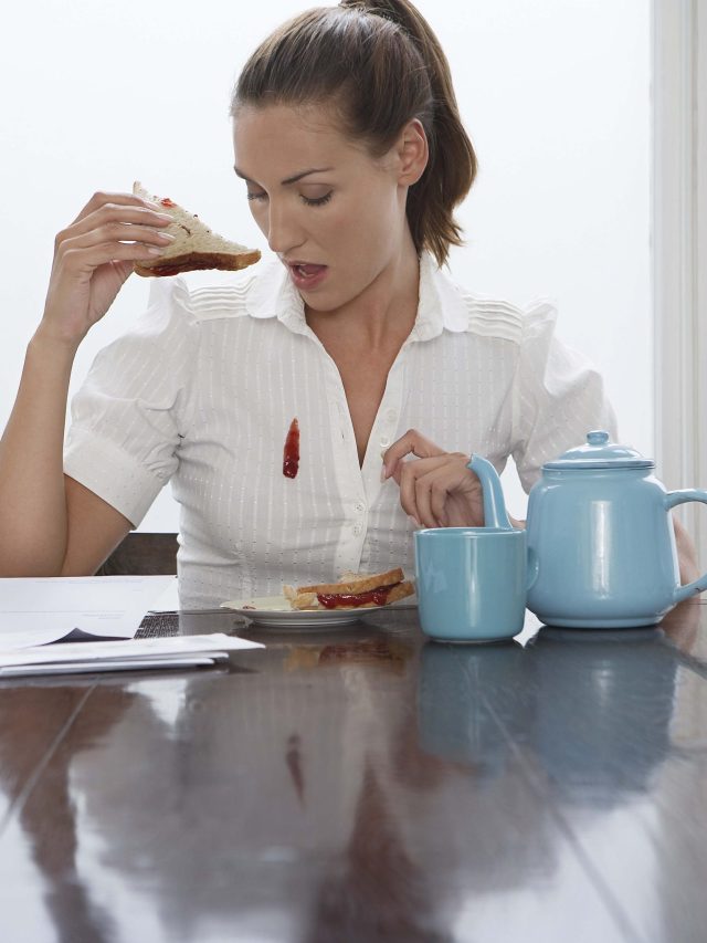 এভাবে জামা-কাপড় থেকে খাবারের দাগ তুললে বোঝাই যাবে না