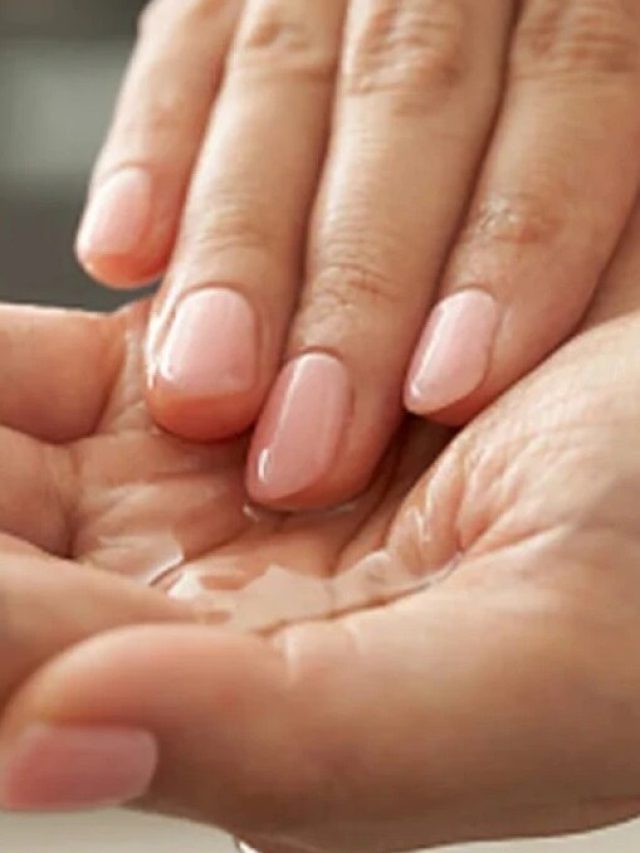 নারকেল তেল গরম করে তালুতে নিয়ে... দেখুন খেল