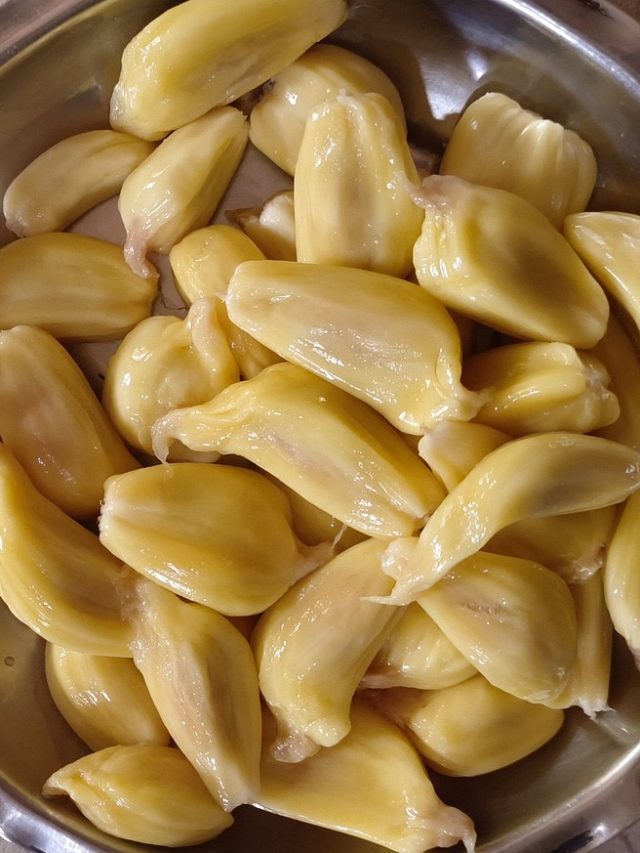 আঠার ভয়ে গোটা কাঁঠাল কেনা ছেড়েছেন? এই ট্রিকে সহজে কেটে নিন