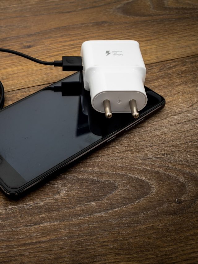 Charger-এর এই ভুলে ব্লাস্ট করে মোবাইল ফোন, না জানলেই...