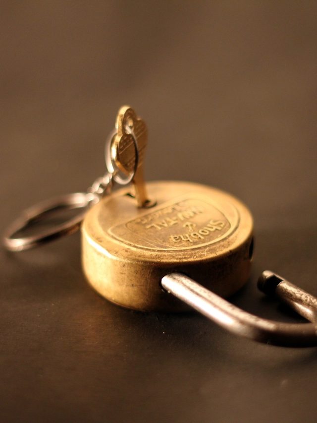 শোয়ার আগে বালিশের তোলা রাখুন লোহার তালা, তাতেই হবে খেলা