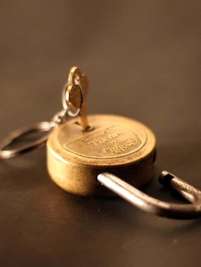 লোহার তালা রাখুন বালিশের তলায়, রাতে খেলা হবে!