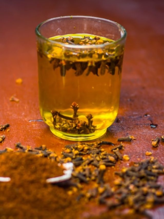 এক গ্লাস জলে ক'য়েকটা লবঙ্গ, রাতে খেলা হবে