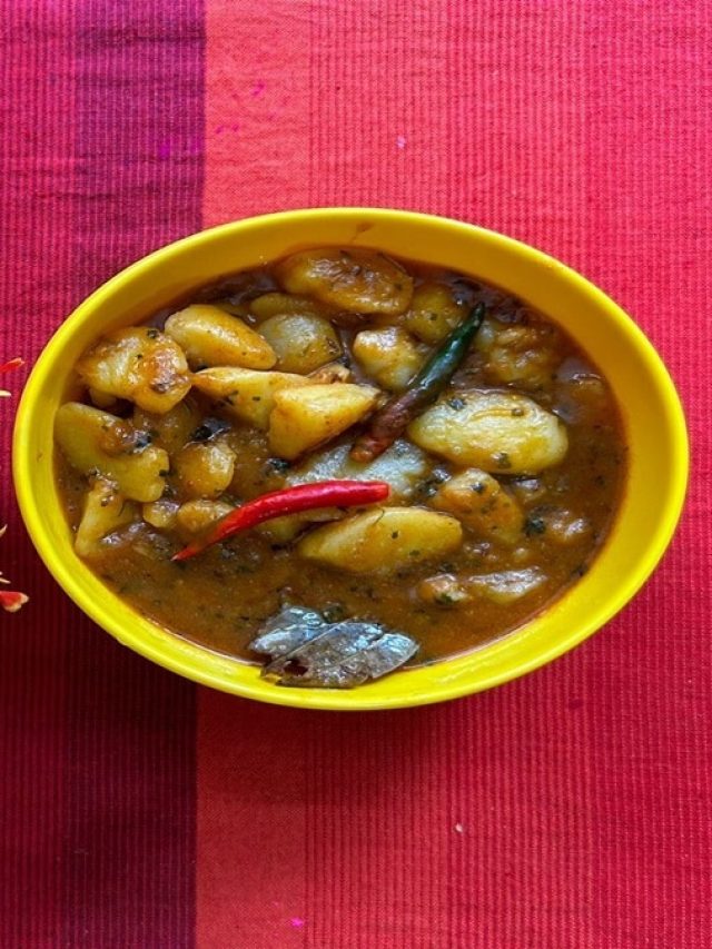 পিস পিস করে কেটে নয়, চটকেই তৈরি হবে আলুর তরকারি! নতুন রেসিপি