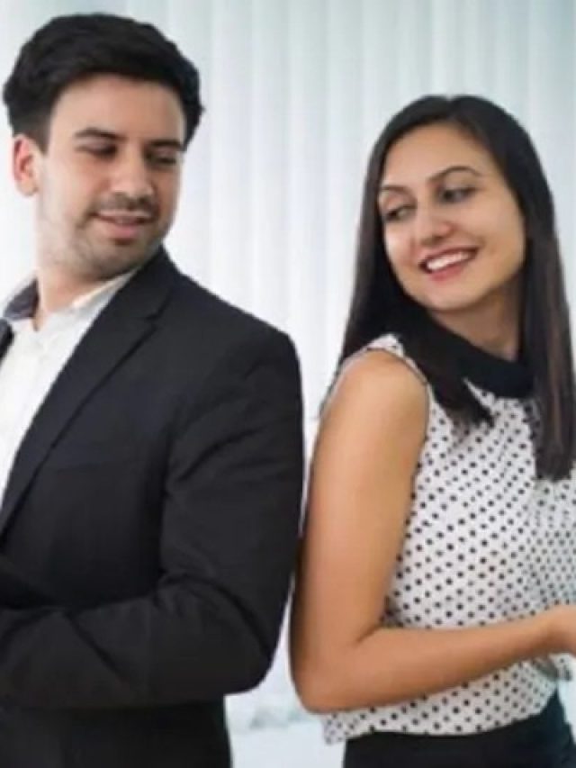 অফিসের বস কি আপনার প্রেমে পড়েছেন, কীভাবে বুঝবেন?