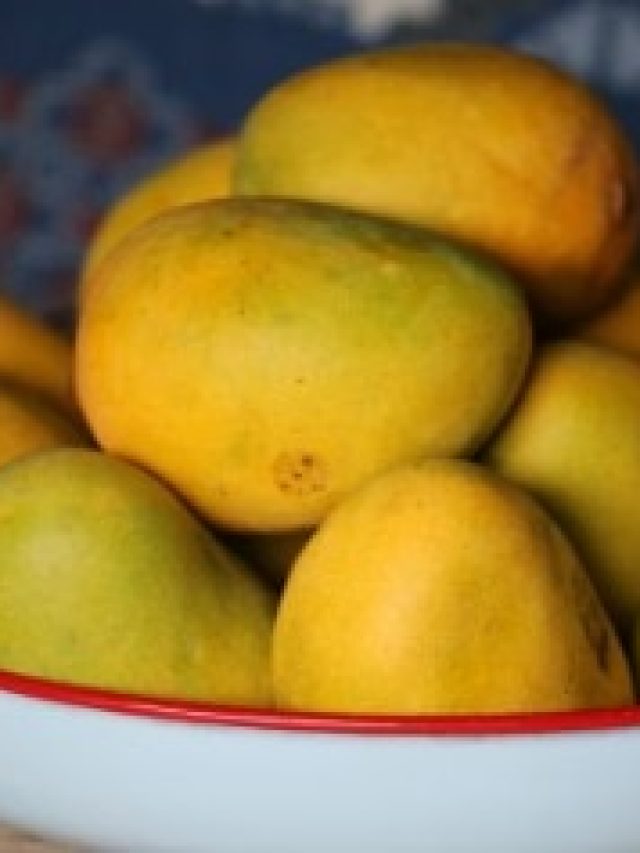 পাকা আম কেনার সময় চিনবেন কীভাবে? সহজ টোটকা