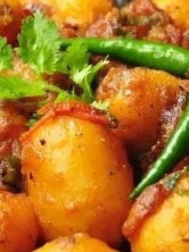 এই ২ বাটা মশলা দিলেই সুস্বাদু হবে আলুর দম, চেটে চেটে খাবেন