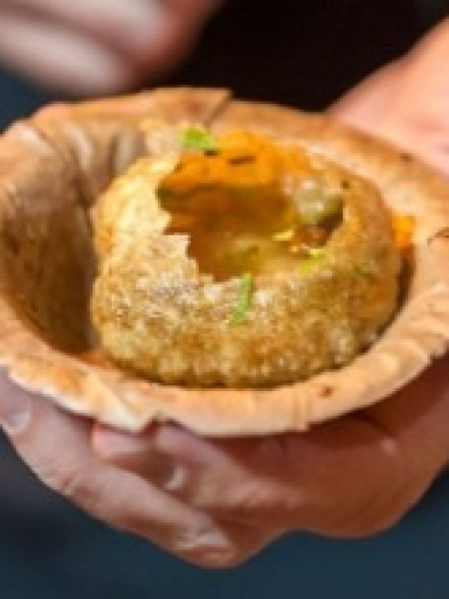 মেয়েরা কেন এত  ফুচকা পাগল হয়? ছেলেদের জানা জরুরি