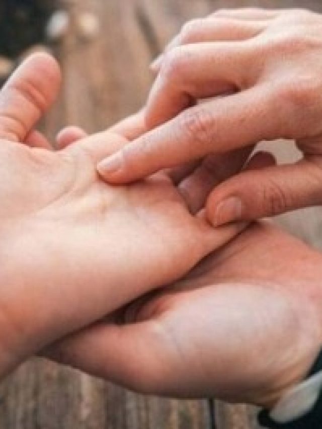 হাতে এই রেখা থাকলে পরকীয়া হবেই হবে, বলছে হস্তরেখাশাস্ত্র