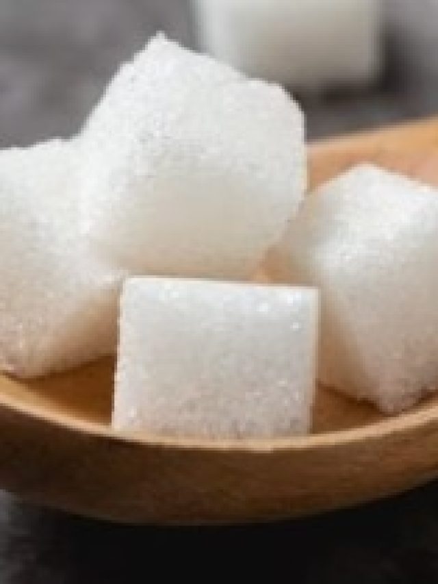 একটু কর্পূর লাগান শুধু, কুচকুচে কালো চুল থাকবে আজীবন