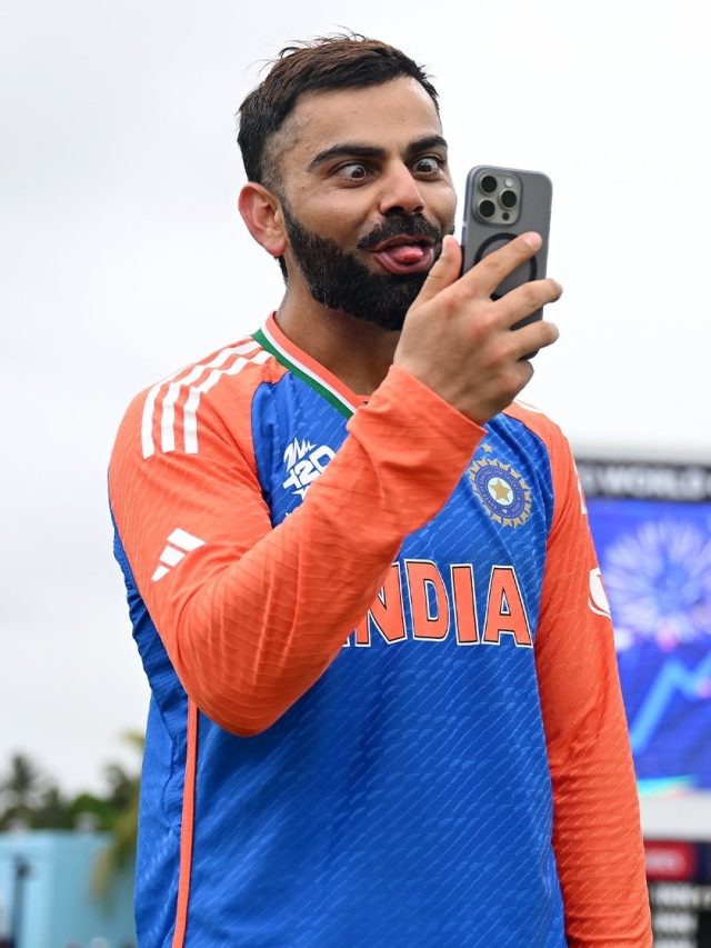 T20 বিশ্বকাপ জেতার পর বিরাট কোহলির হাতে দেখা গেল এই ফোন, দাম কত জানেন?