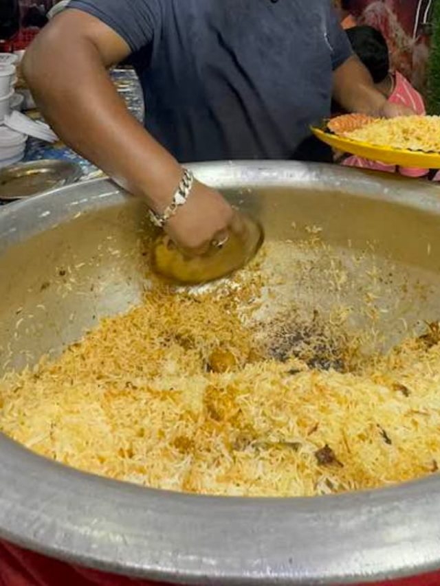 বিরিয়ানির দোকানে হাতা বা প্লেট ঠুকে আওয়াজ করা হয়, কেন জানেন?