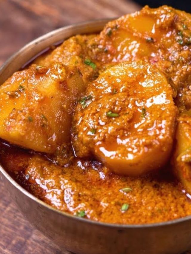 পেঁয়াজ-রসুন ছাড়া নিরামিষ আলুর দম, ঠিক কখন দিলে হিং স্বাদ হবে চারগুণ?