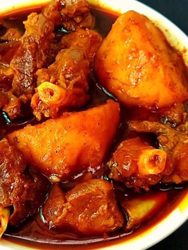 খাসির মাংসের ঝোলে ঠিক কখন আলু দেওয়া উচিত?