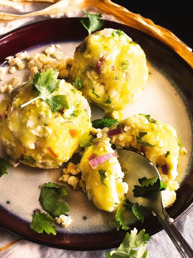 চটকে চটকে মাখুন, গরম ভাতে আলু-ডিম মাখা, গাল করে মুখে পুরুন