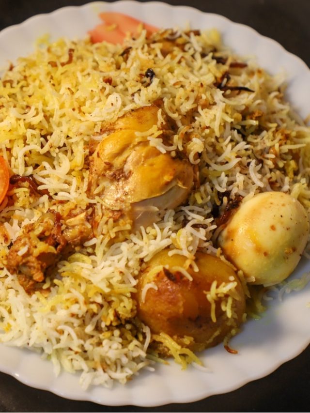বিরিয়ানির আলু কামড়ে কামড়ে খাবেন, মশলা ঢোকানোর ট্রিকস জানুন