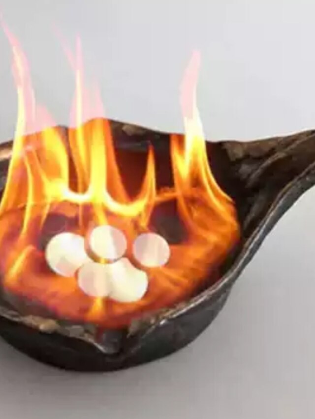 কাজে বাধা? আয় কম? রাতে এভাবে জ্বালান কর্পূর, শিখুন তন্ত্র টোটকা