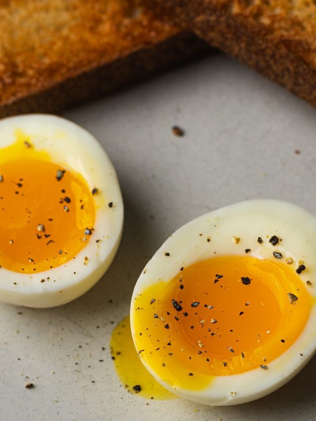 নরম কুসুম থাকবে ভেতরেই, জানুন চামচ ছাড়াই হাফ বয়েল ডিমের খোসা ছাড়ানোর ট্রিকস