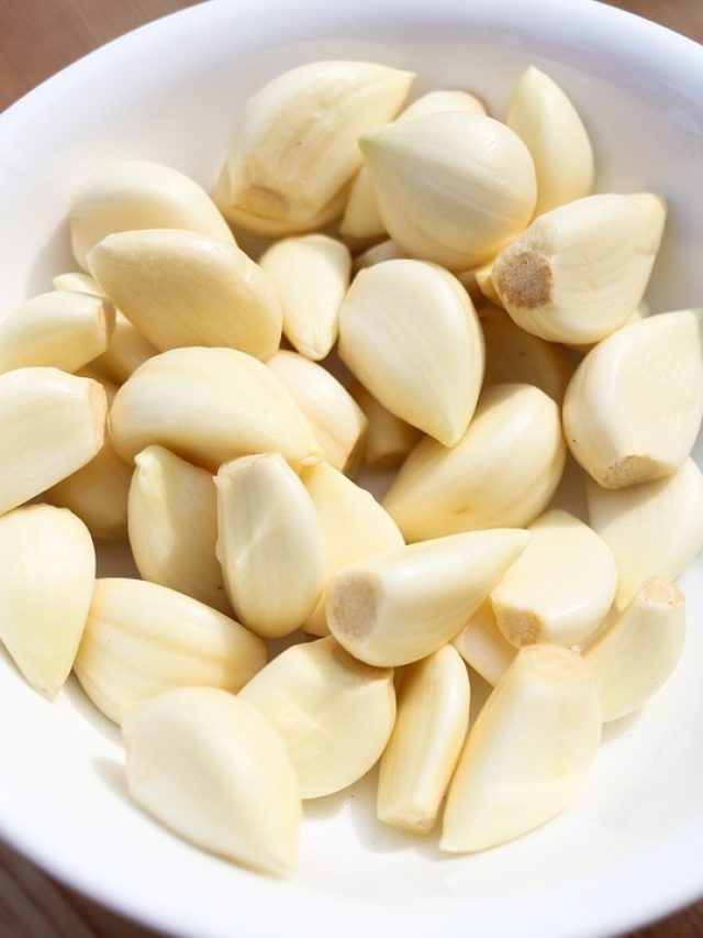 কয়েক মাস ভালো থাকবে খোসা ছাড়ানো রসুন, শুধু এই কাজটি করুন