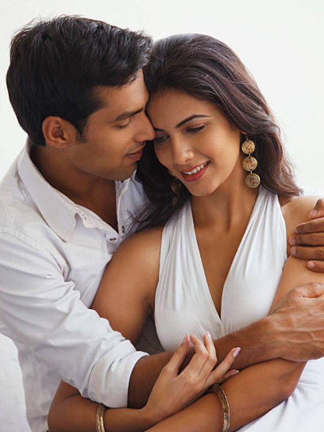 মেলামেশা করার ইচ্ছা হলে মেয়েরা এভাবে সিগন্যাল দেয়