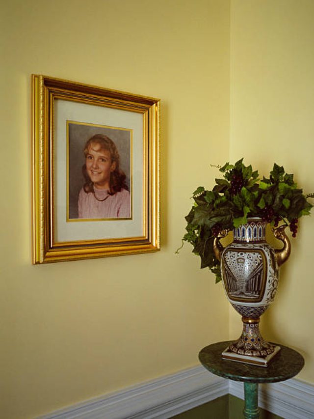 বাড়ির এখানে মৃত মানুষের ছবি টাঙাবেন না, এসব ক্ষতি হয়ে যাবে