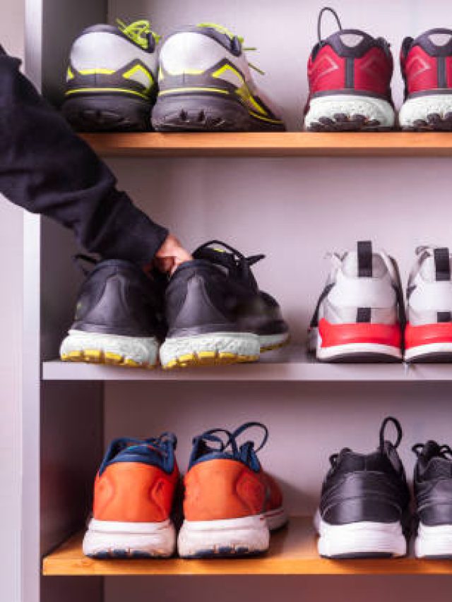 বাড়ির এদিকে জুতো রাখবেন না, জীবন নরক হয়ে যাবে