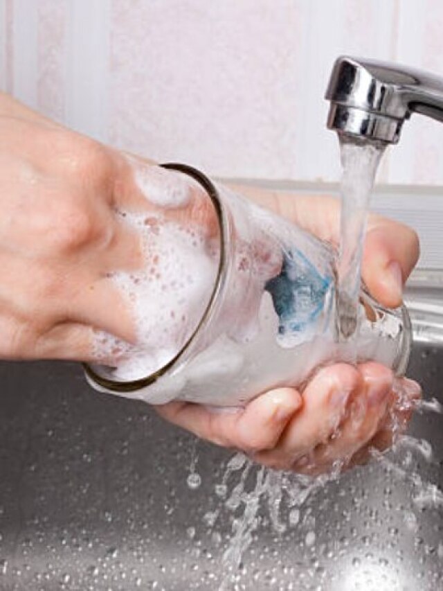 না মেজেই কাঁচের বাসন হবে ঝকঝকে, হালকা গরম জলে দিন এই জিনিস