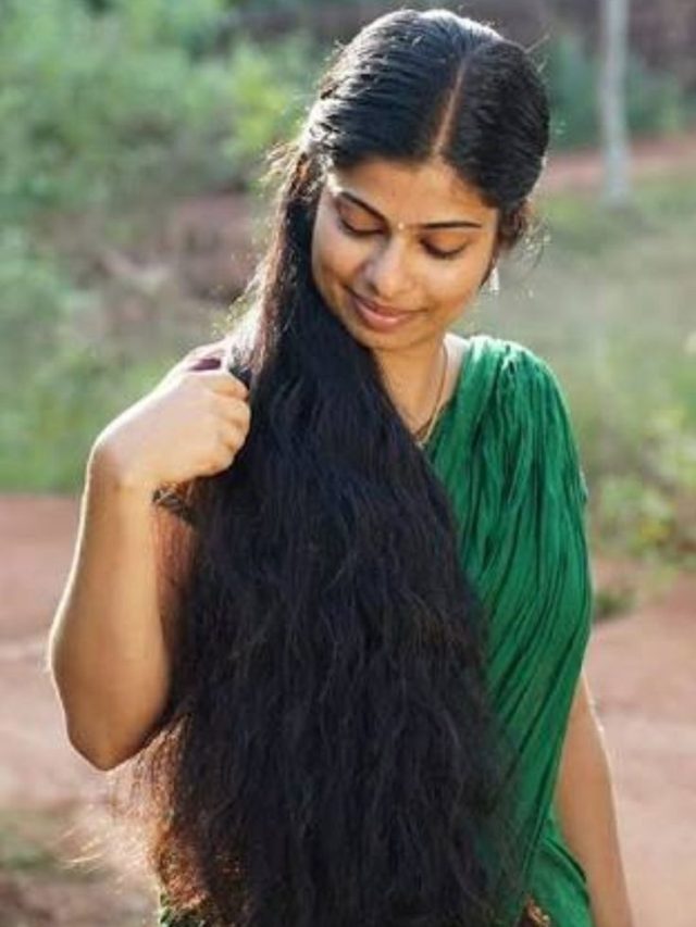 চিরুনি দিলেই দলা দলা চুল উঠছে? নারকেল তেলে এই মশলা মিশিয়ে মাখুন দেখি