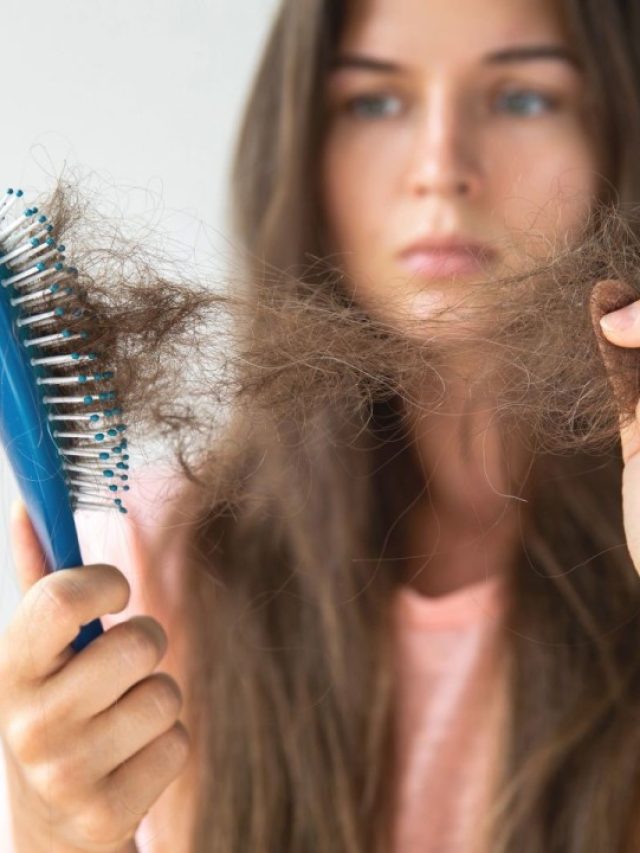 আঁচড়ানোর এই ৫ ভুলেই পড়ে গোছা গোছা চুল, দেখা দেয় টাকও