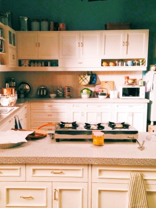 ঝুল পড়া তেল চিটচিটে রান্নাঘর? এক পয়সাও খরচ না করেই হবে ঝাঁ চকচকে