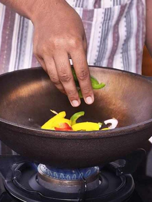 শরীরে ঢুকতে পারে বিষ, লোহার কড়াইতে একদম এই খাবার রান্না করবেন না