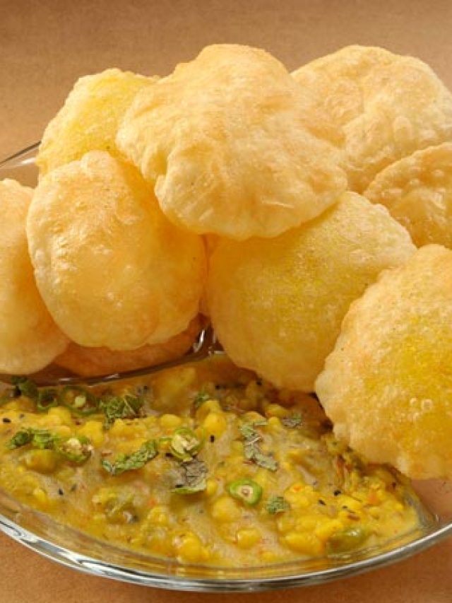 কড়াই ভর্তি তেল লাগবে না, নামমাত্র তেলেই হবে ফুলকো ফুলকো লুচি