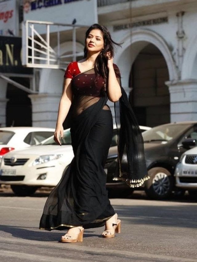 কোনও মেয়ে আপনার দিকে তাকিয়ে এই ইশারা করছে? অর্থটা বুঝে নিন