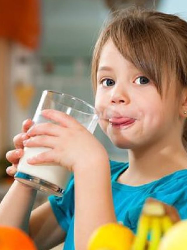 শিশুরা গরম দুধ খেতে চায় না, ফ্রিজ ছাড়া ২ মিনিটে চামচ দিয়েই ঠান্ডা হবে