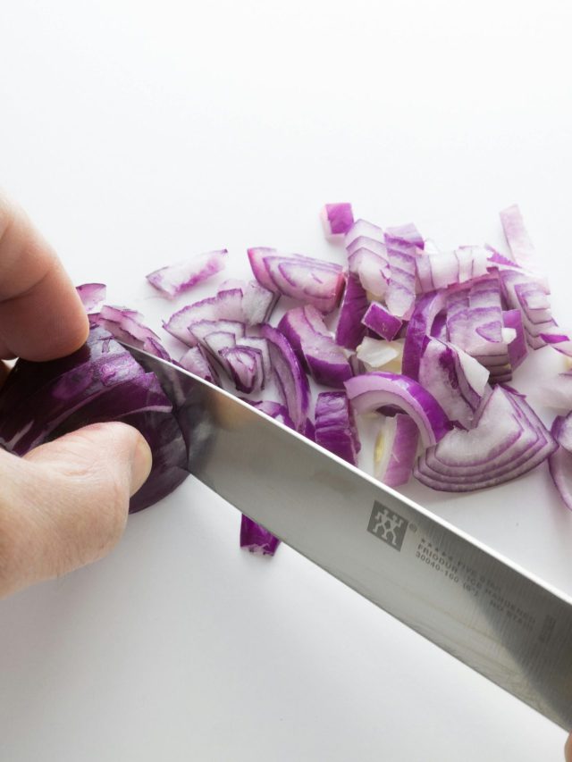 পেঁয়াজ কাটতে- বাটতে আর চোখের জল-নাকের জলে হবে না, এই ট্রিকটা শিখে রাখুন