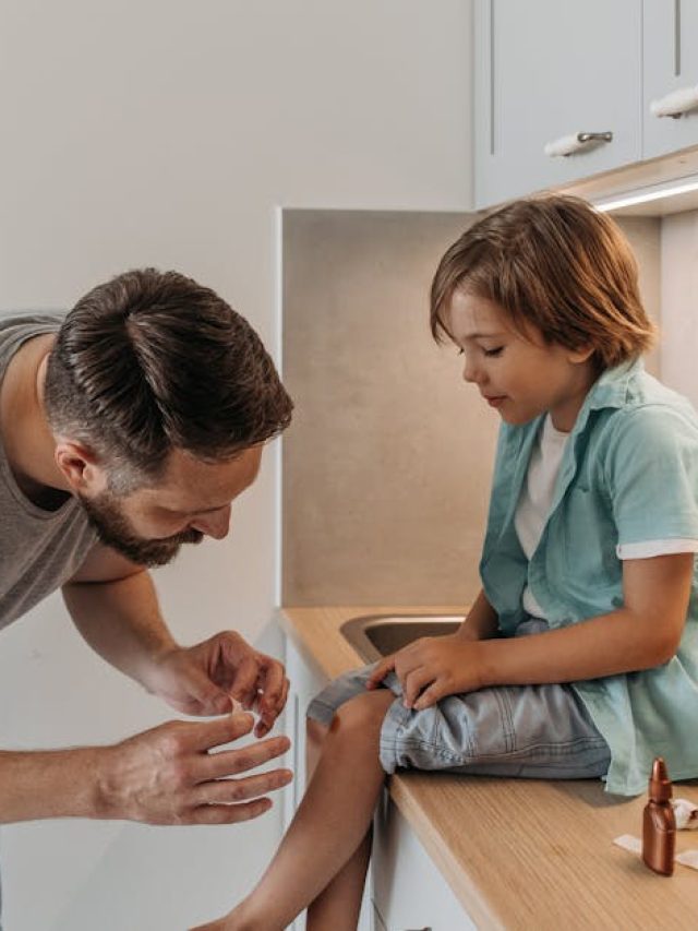 হাতে-পায়ে কেটে প্রচুর রক্ত বেরোচ্ছে, ঘরের এই জিনিস ঘষে বন্ধ করুন