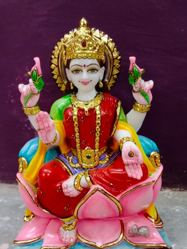 বাড়ির এখানে রাখুন লক্ষ্মী মূর্তি, কাটবে আর্থিক সঙ্কট